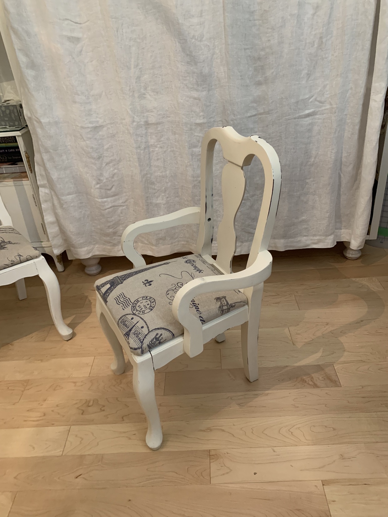 Child size chair. - photo 2