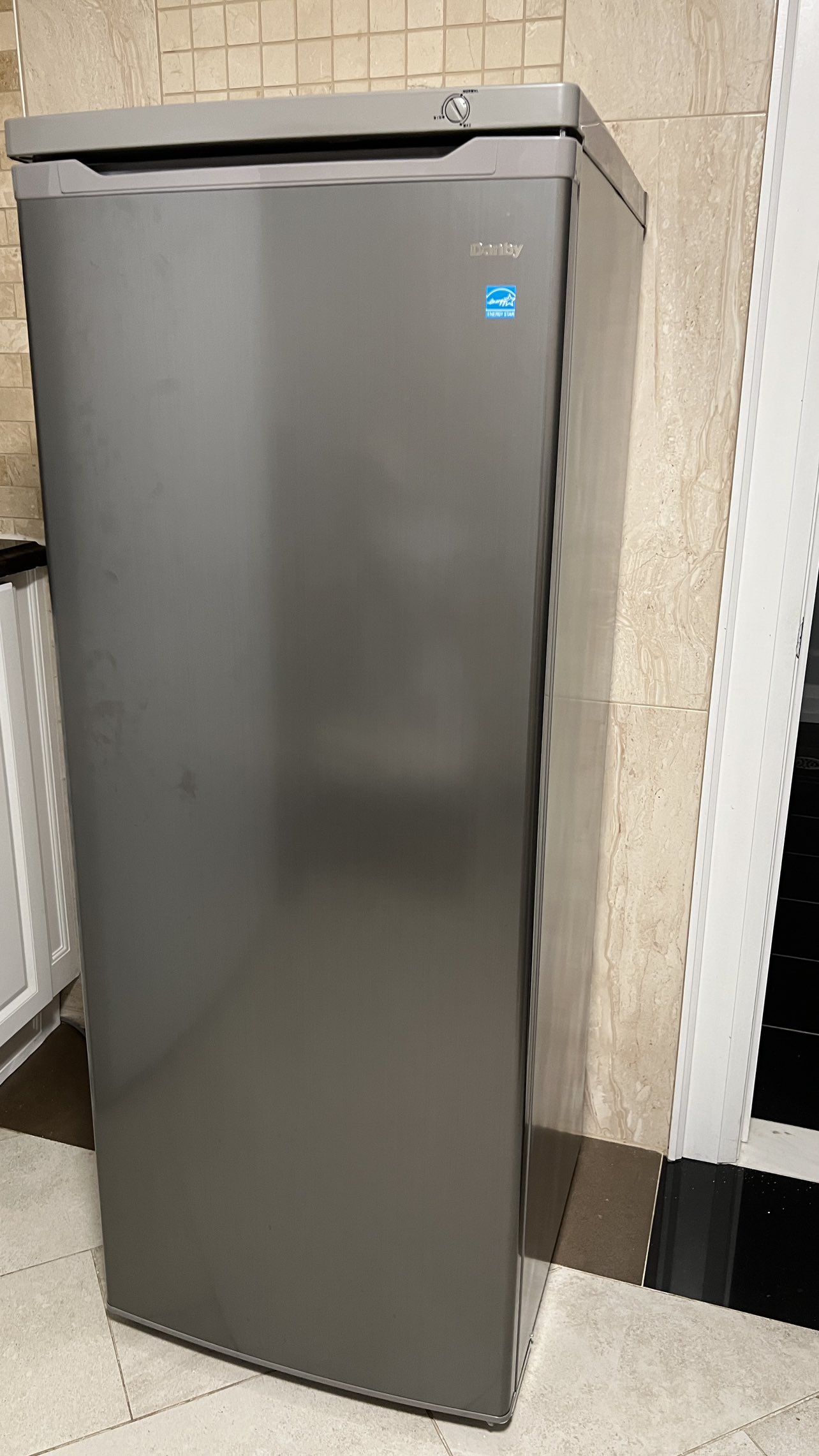 Danby 6cu. ft. upright Freezer image indicator(2)