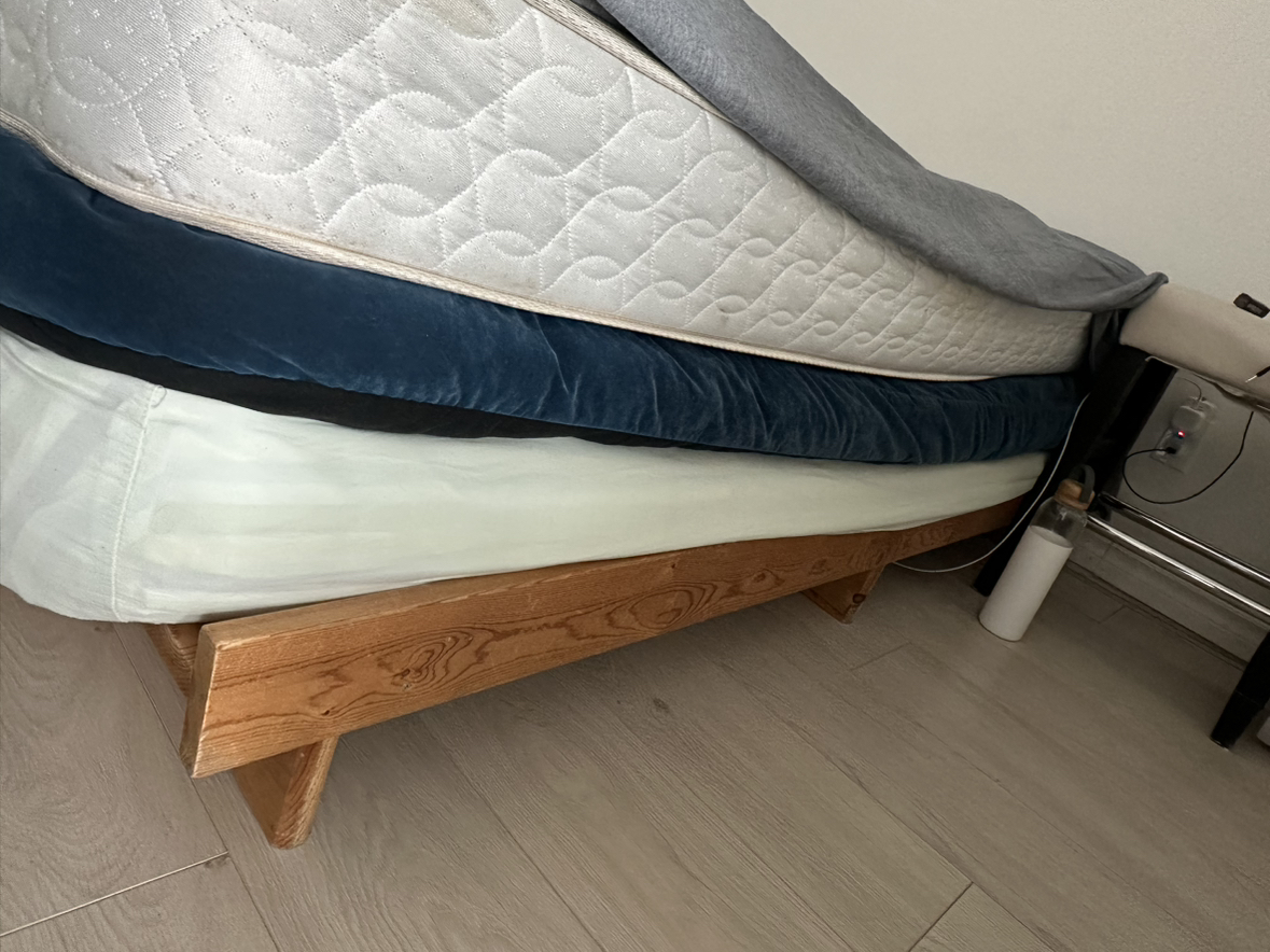 Free frame + mattress (double bed) image indicator(2)