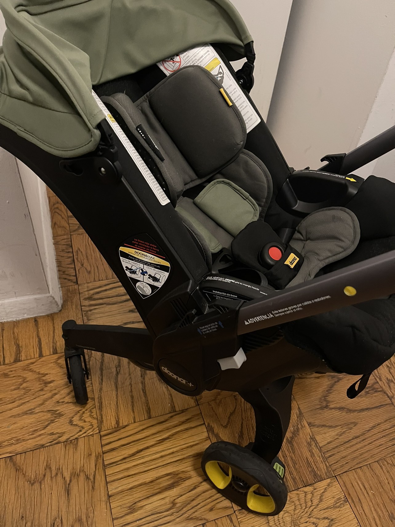 Doona Infant Car Seat with base- Black W/Green - photo 3