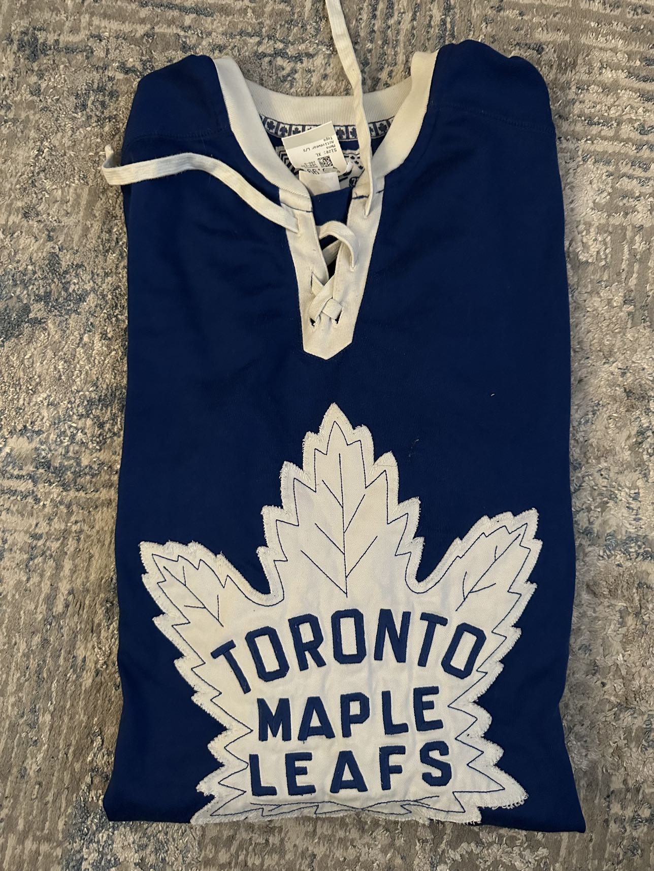 Size XL maple leafs sweater thumbnail