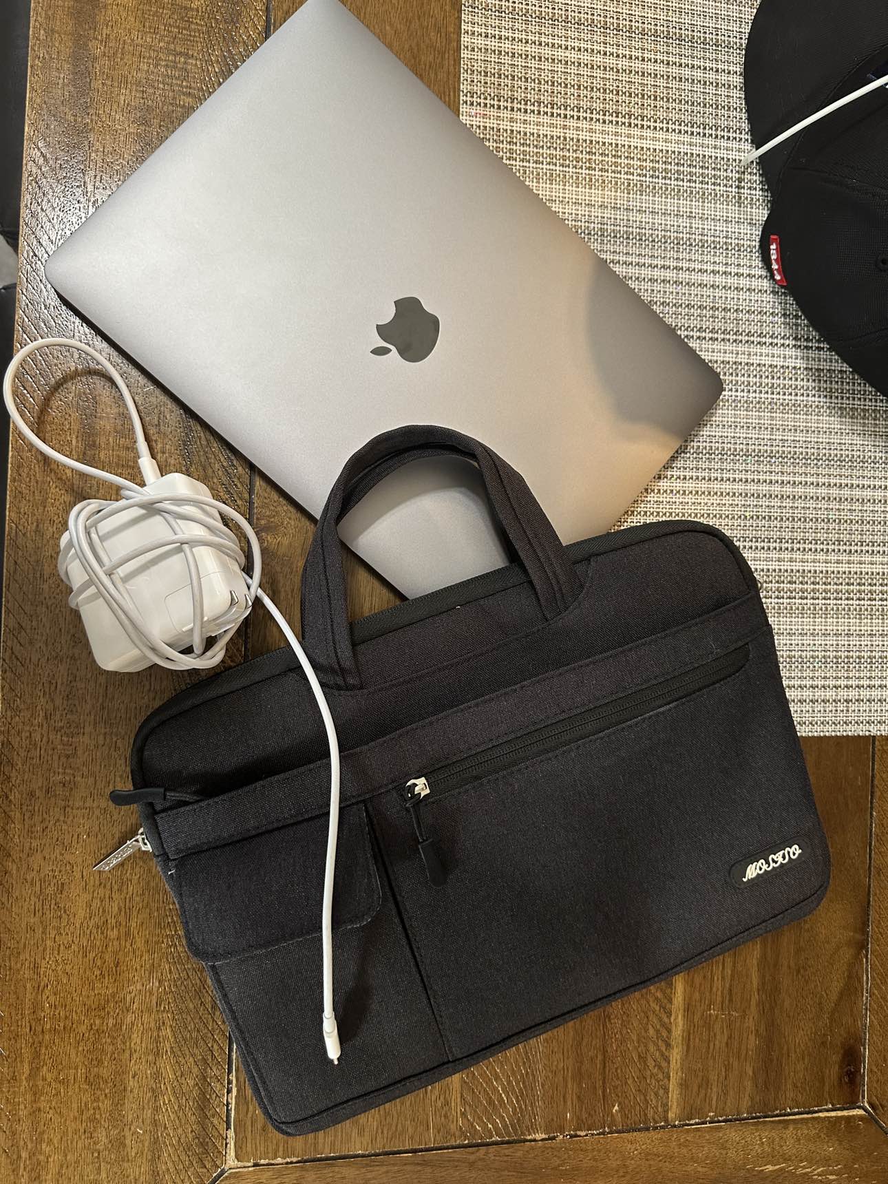 13" Macbook pro 2022 8gb Ram + Mac bag - photo 2