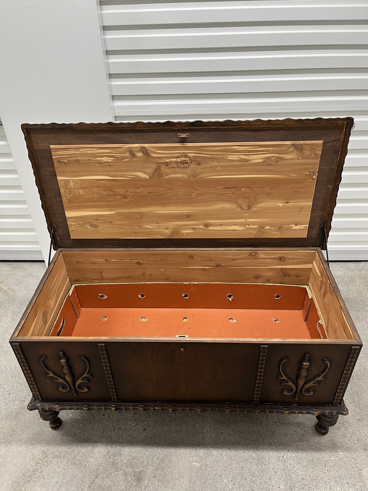 Antique wood blanket box/hope chest - photo 2