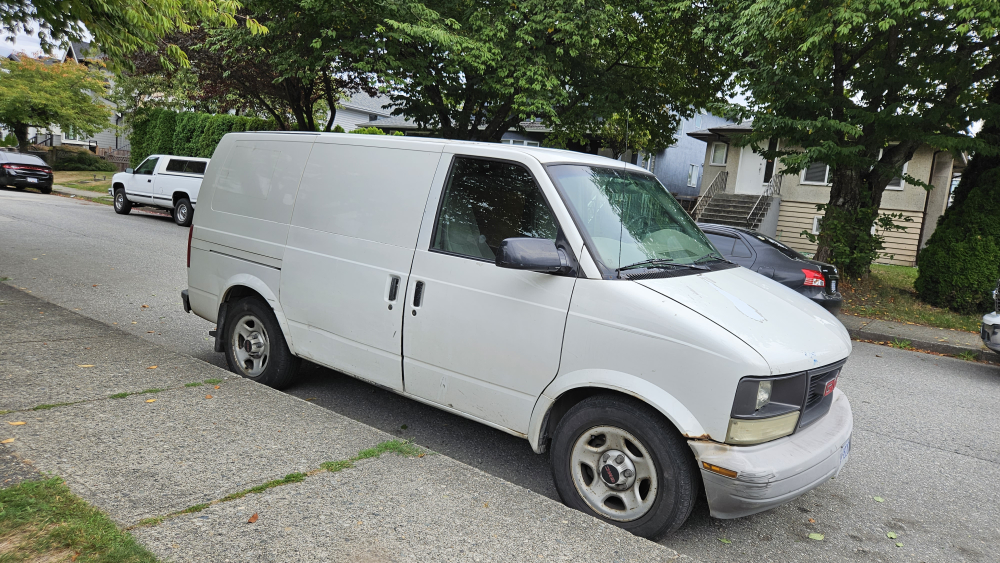 2003 GMC Safari - photo 2