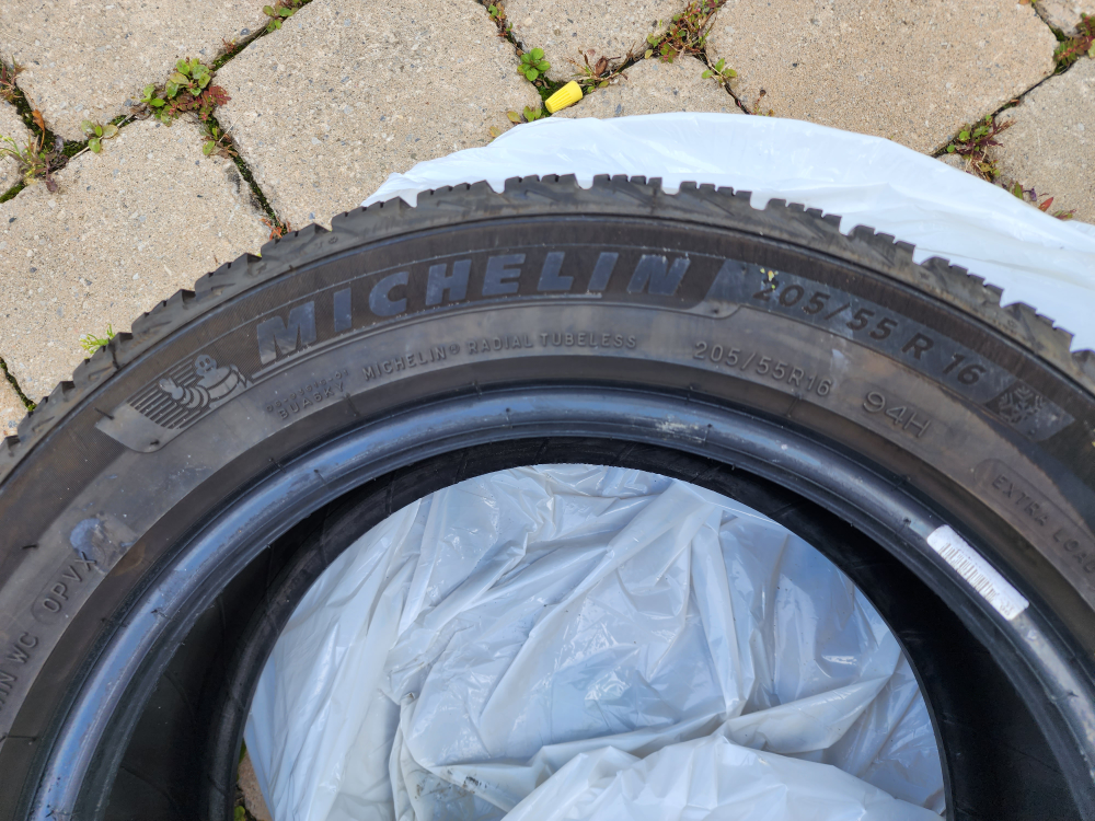Michelin X-Ice snow 205/55 R16  4 winter tires( no rims)