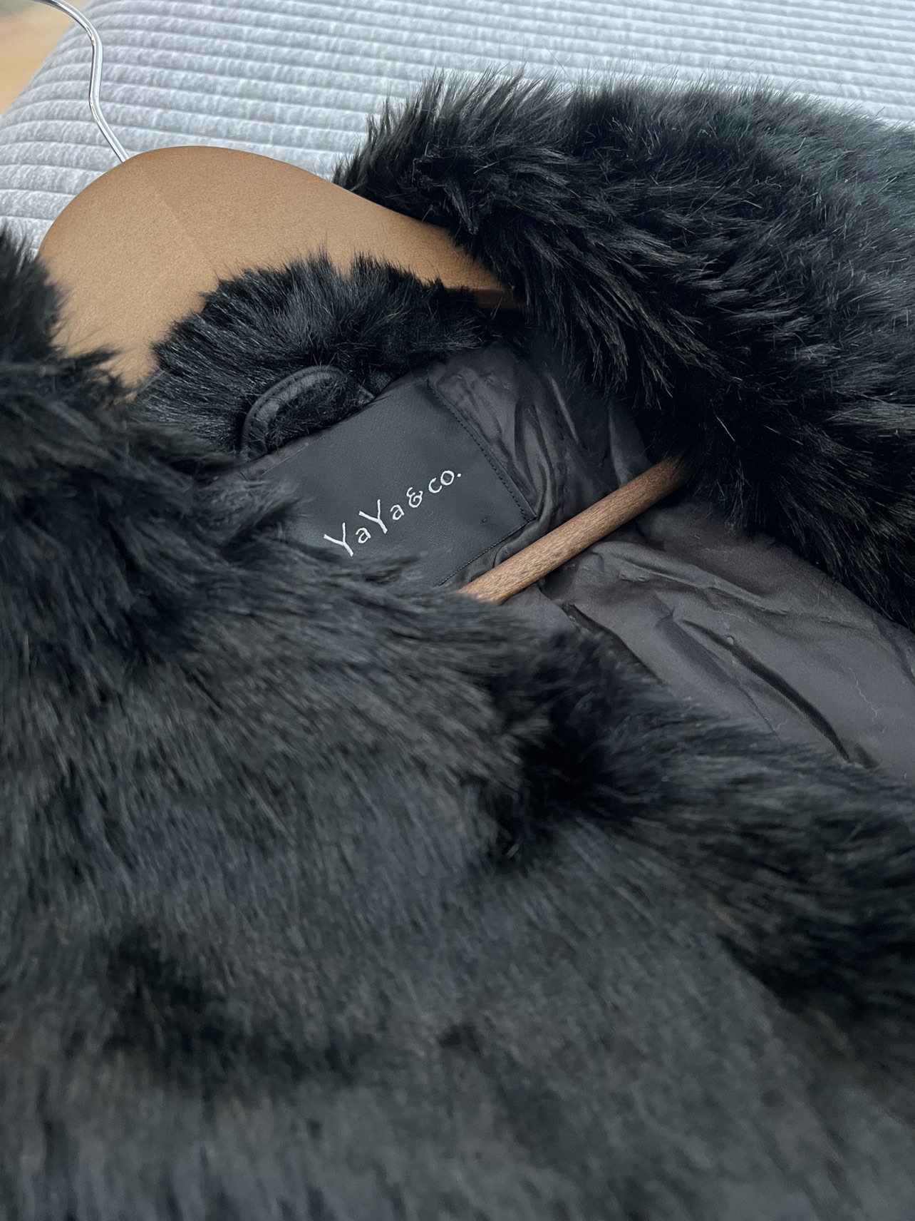 Black fur vest - photo 4