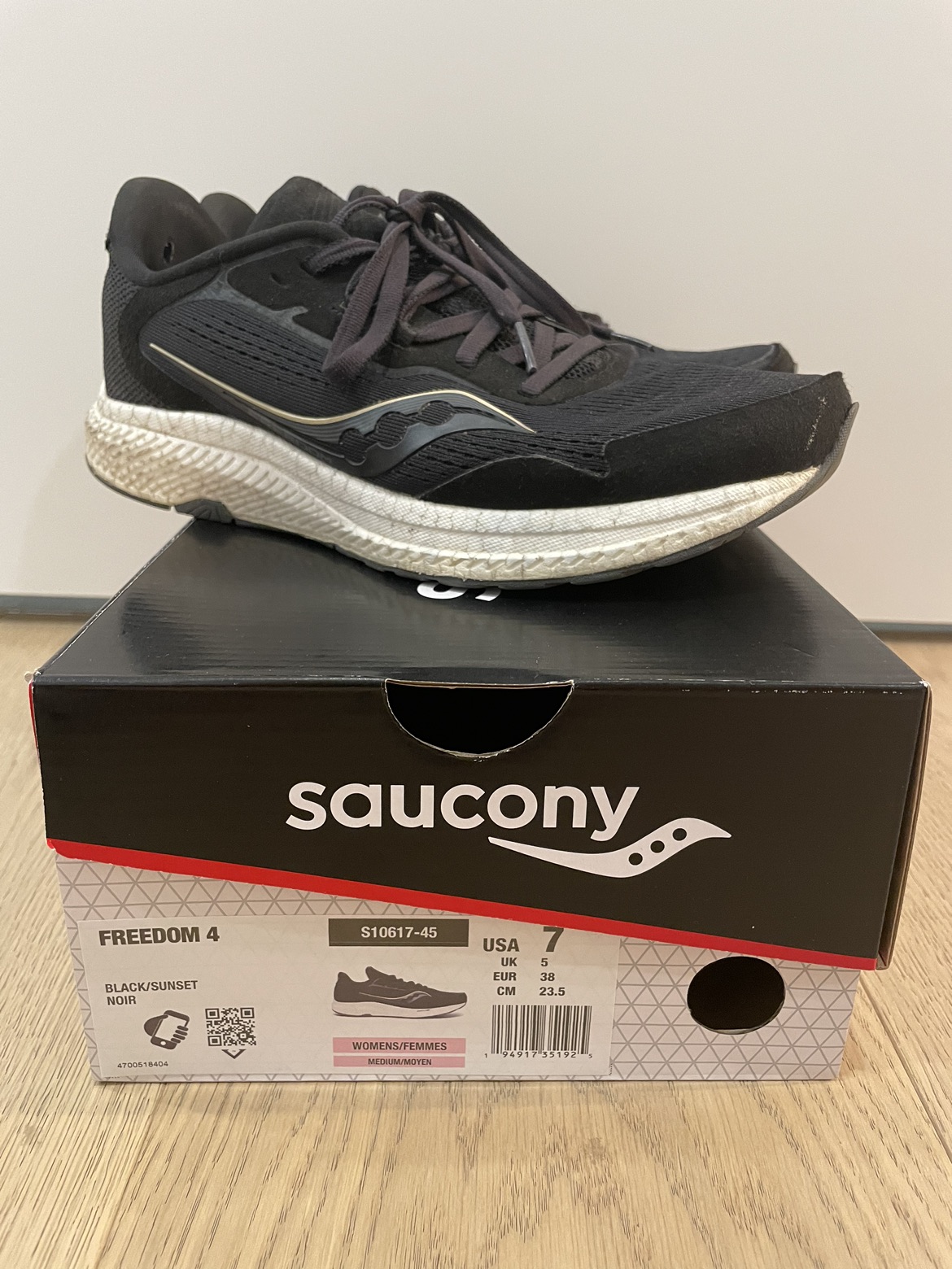 Free Saucony Running Shoes (Size 7) thumbnail