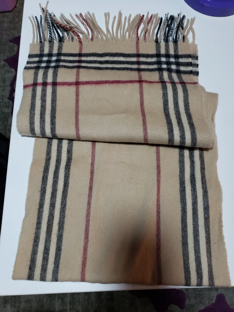 Burberry scarf image indicator(3)