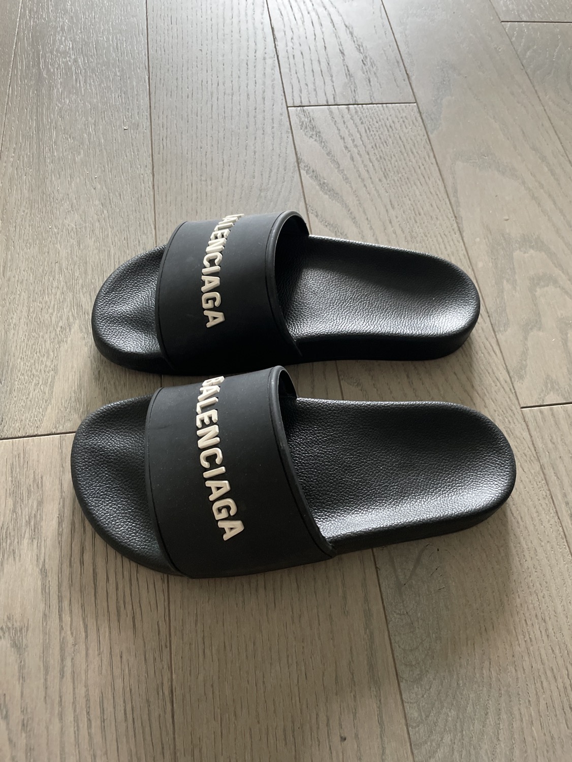 Balenciaga slippers image indicator(2)