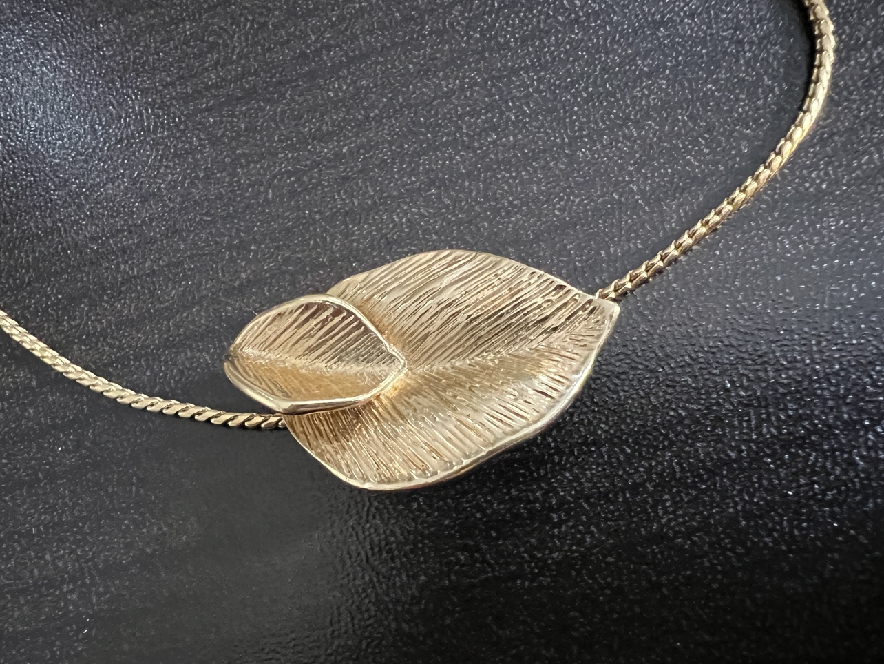 gold tone necklace leaf pendant that is also a brooch. - photo 2