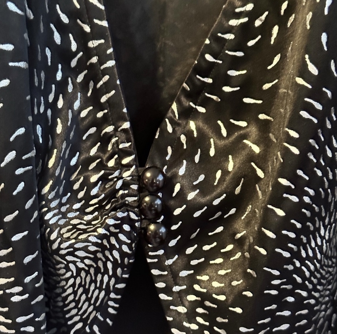 Stunning black and silver light weight blazer sz L image indicator(4)