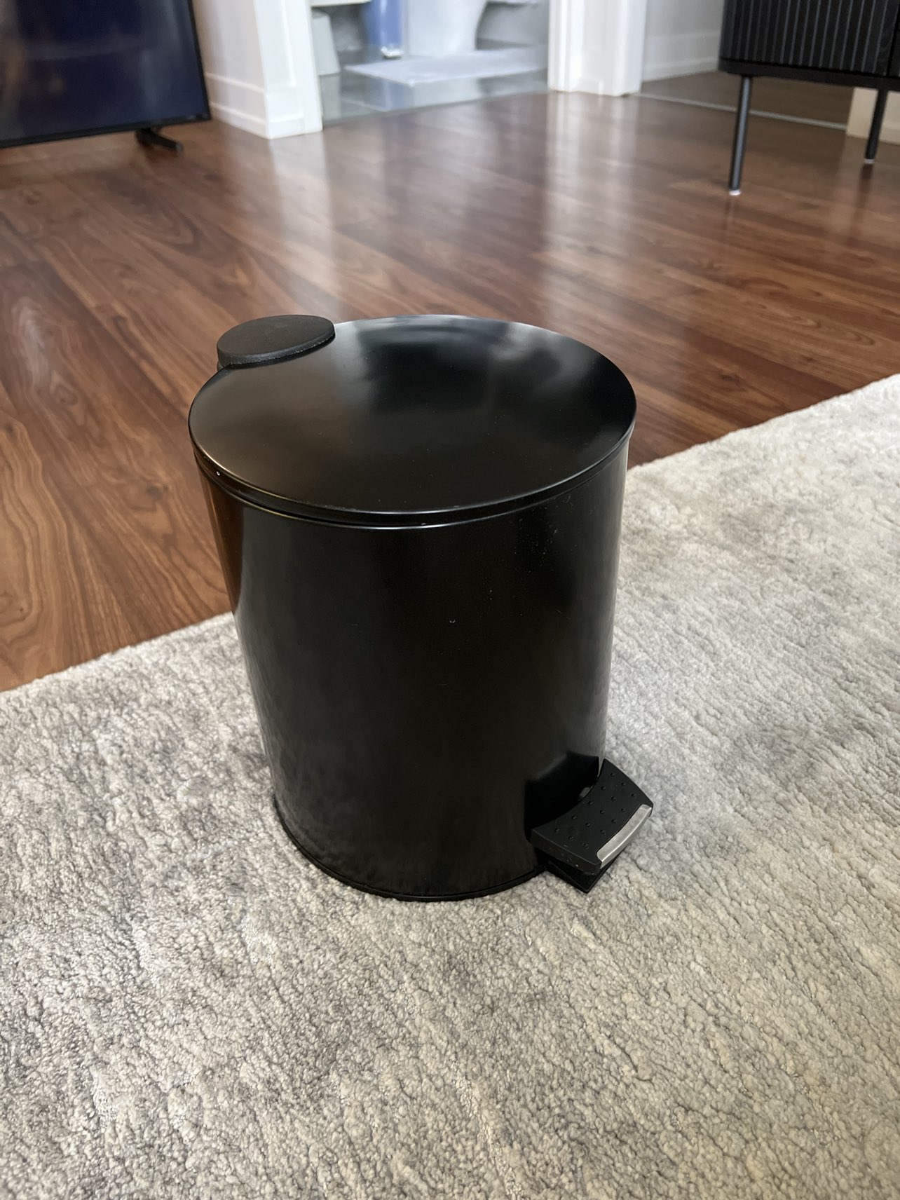 Garbage bin / garbage can with step pedal