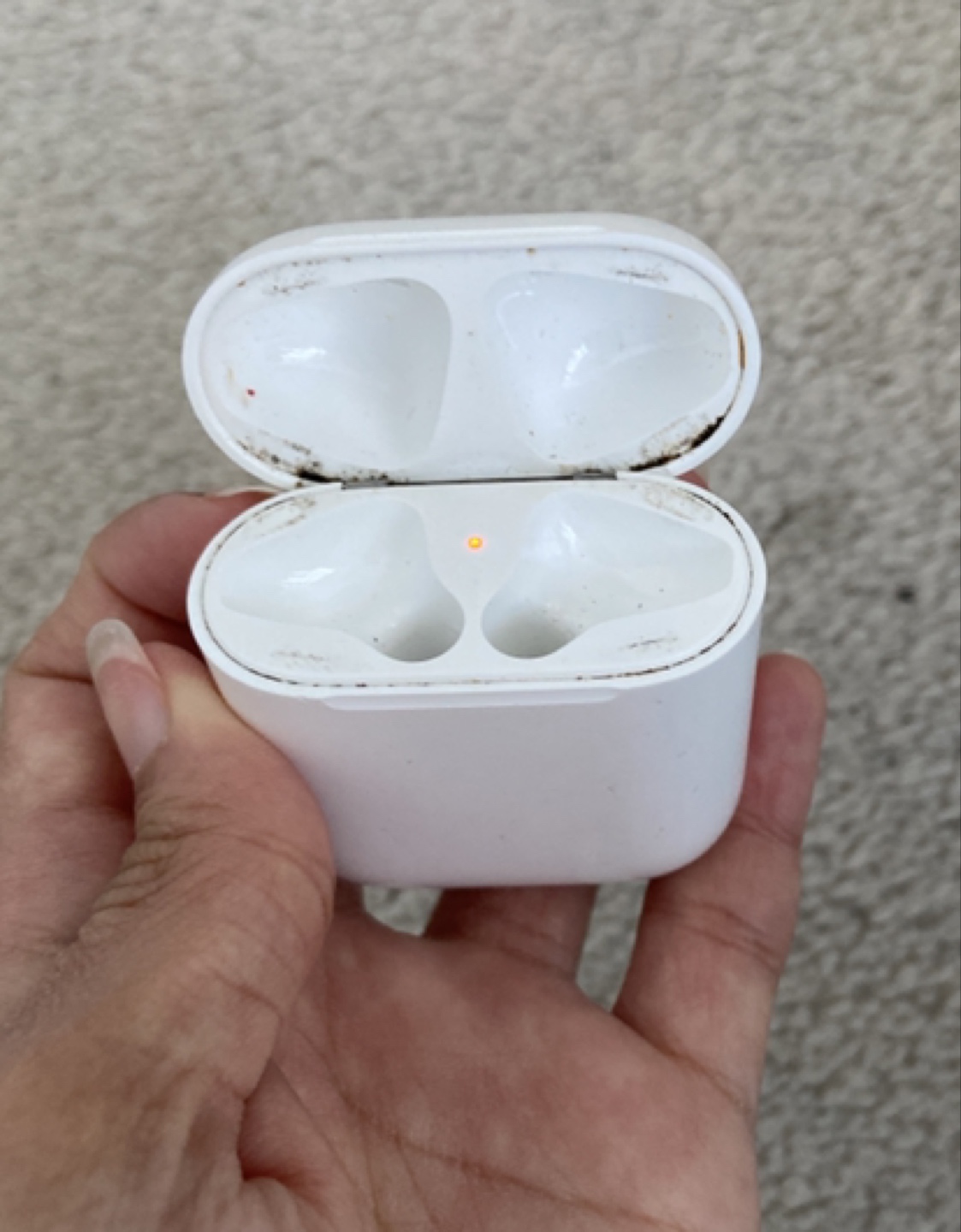 Used AirPods Charging Case image indicator(2)