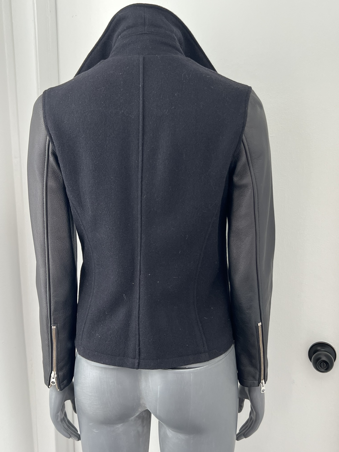 Roots Jacket image indicator(2)