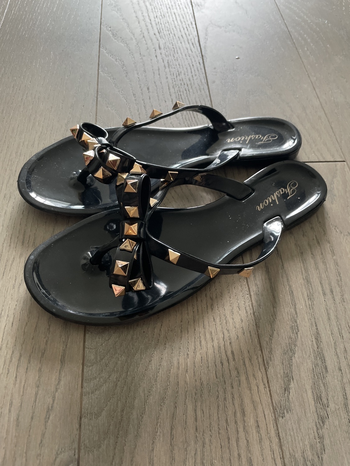 Black slippers image indicator(2)