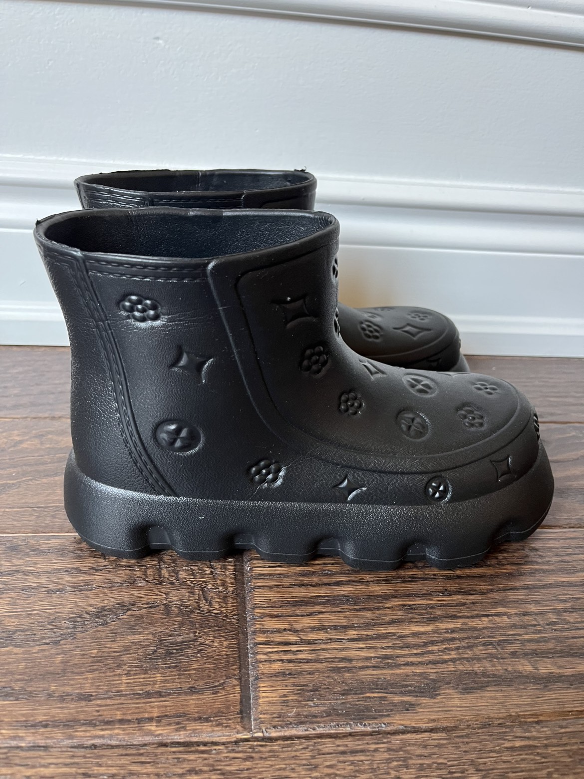 Adorable women’s rain boots! Brand New!! Never worn! - photo 2