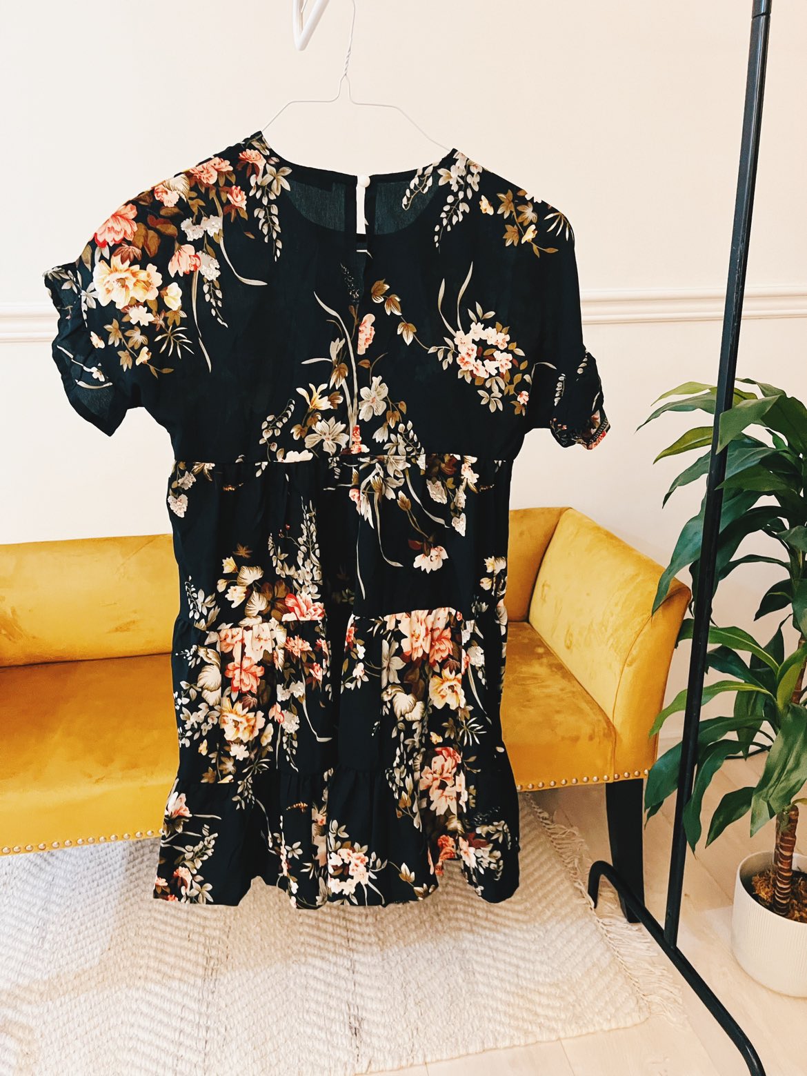 Black dress with floral design - photo 2