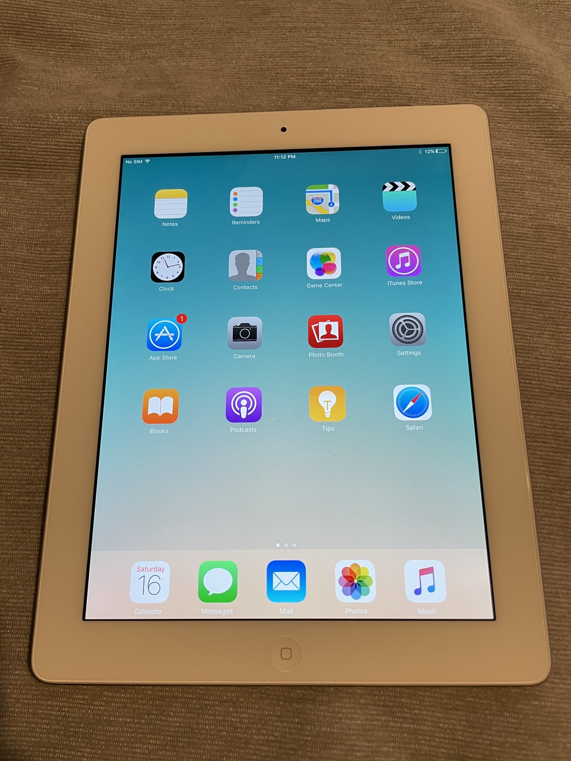 IPAD (cellular + wifi), 16GB, no scratch, great battery