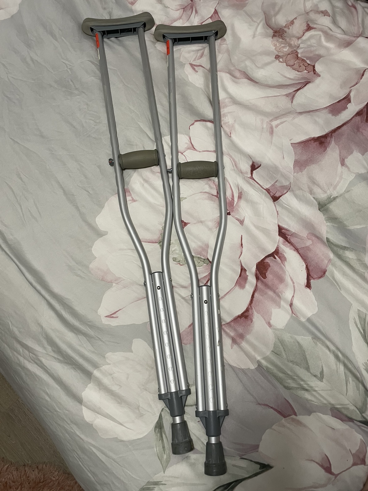 Adjustable Adult Crutches (5'1 to 5'9)