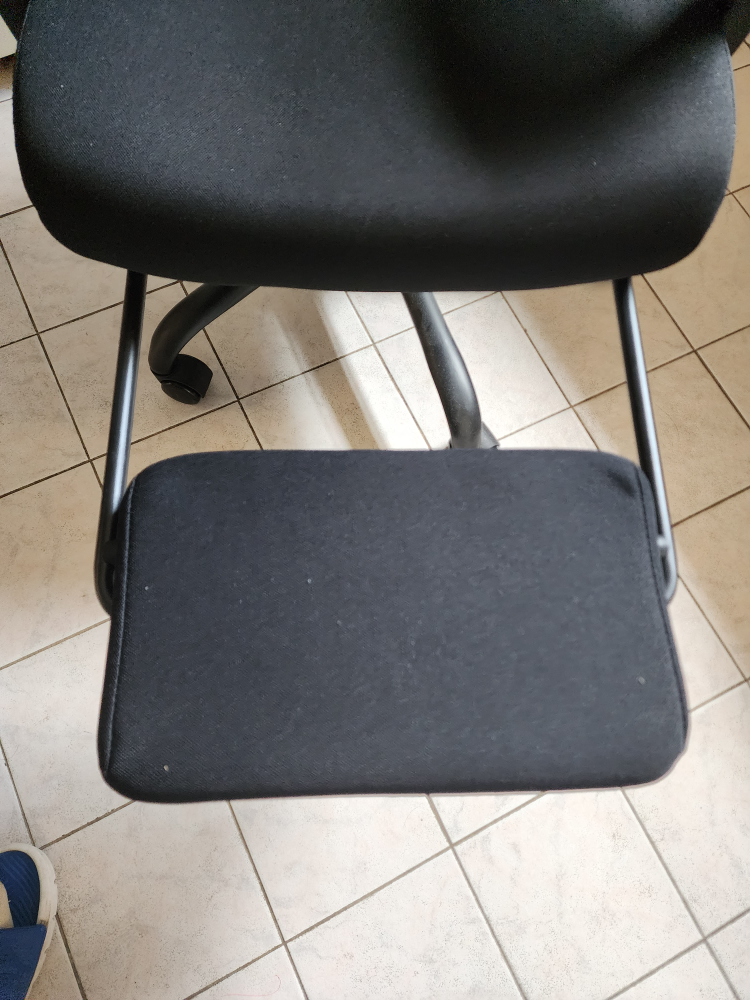 Office chair with adjustable footrest, headrest, and cushion. image indicator(2)