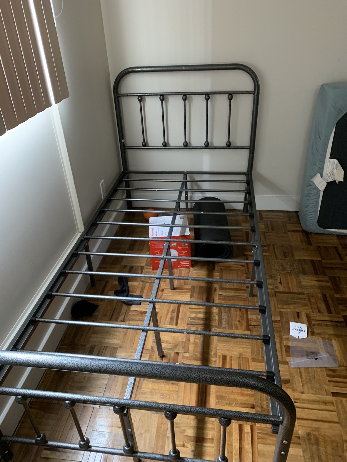 Metal Bed - Twin w/wo mattress - move out sale image indicator(4)