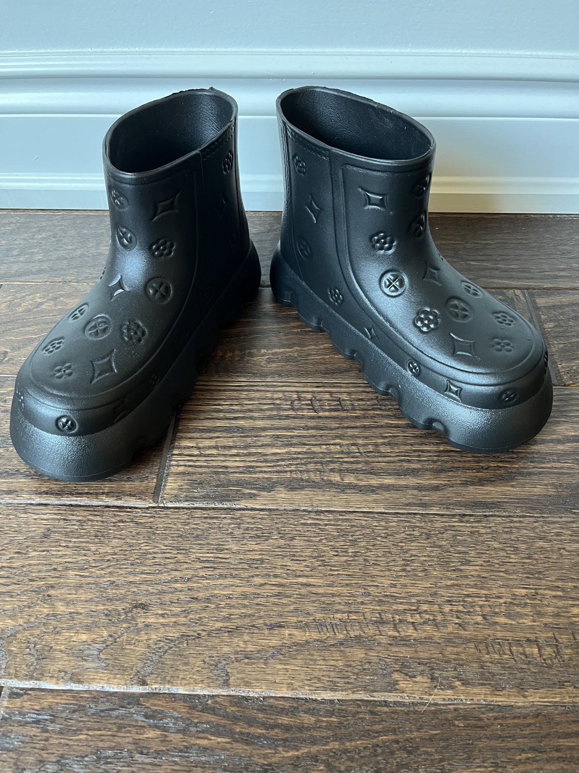 Adorable women’s rain boots! Brand New!! Never worn! - photo 3
