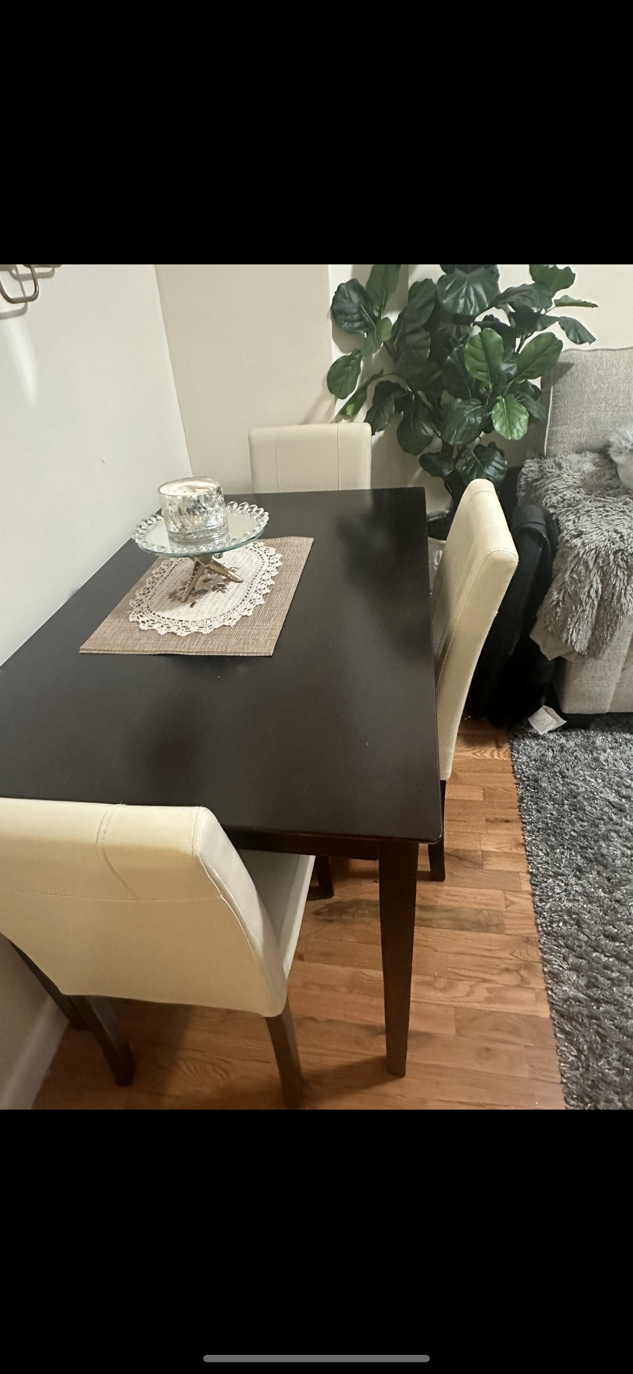 dining set plus 4 chairs in lede
