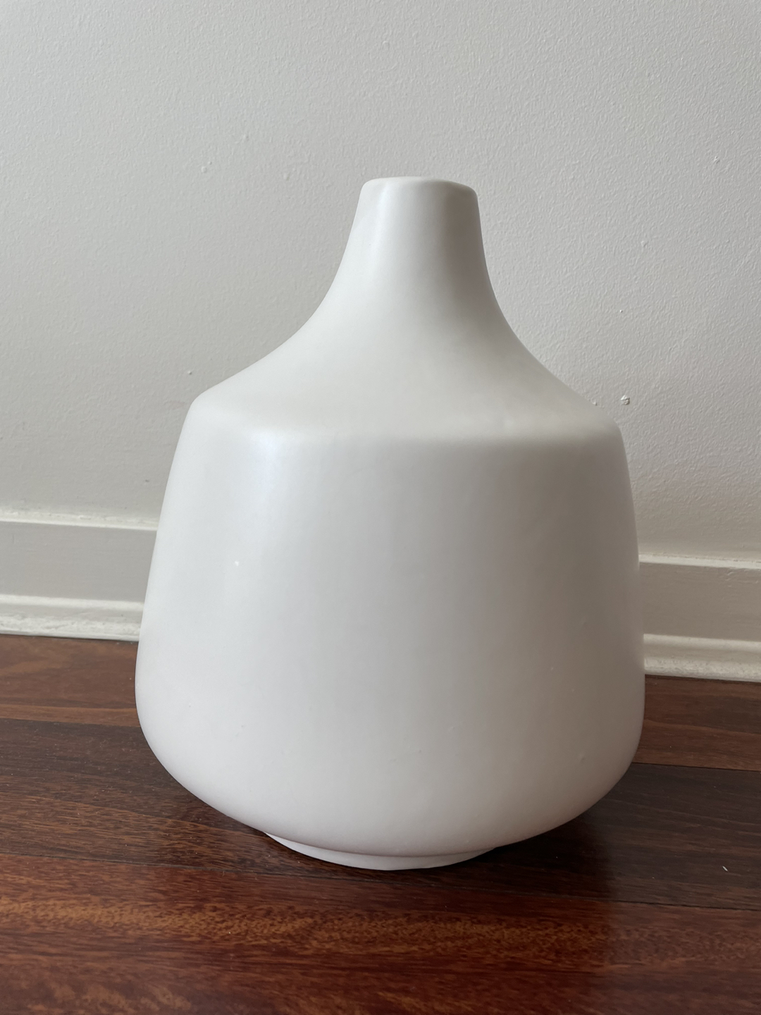 Minimalist white vase - photo 2
