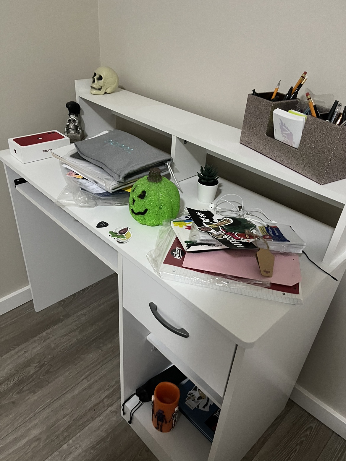 Desk - photo 2