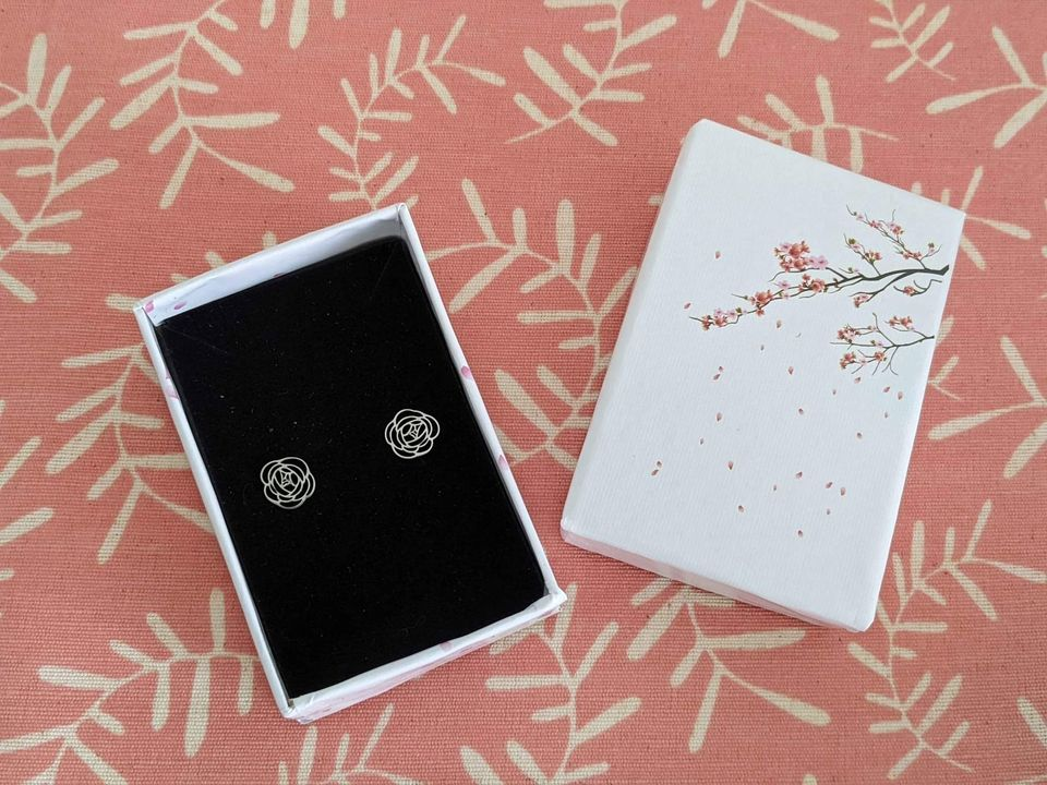 Cute little gift: BNIB stud earrings image indicator(6)