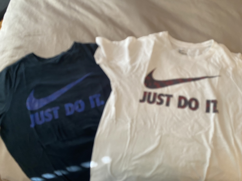 Boys Nike T shirts Size XL image indicator(2)