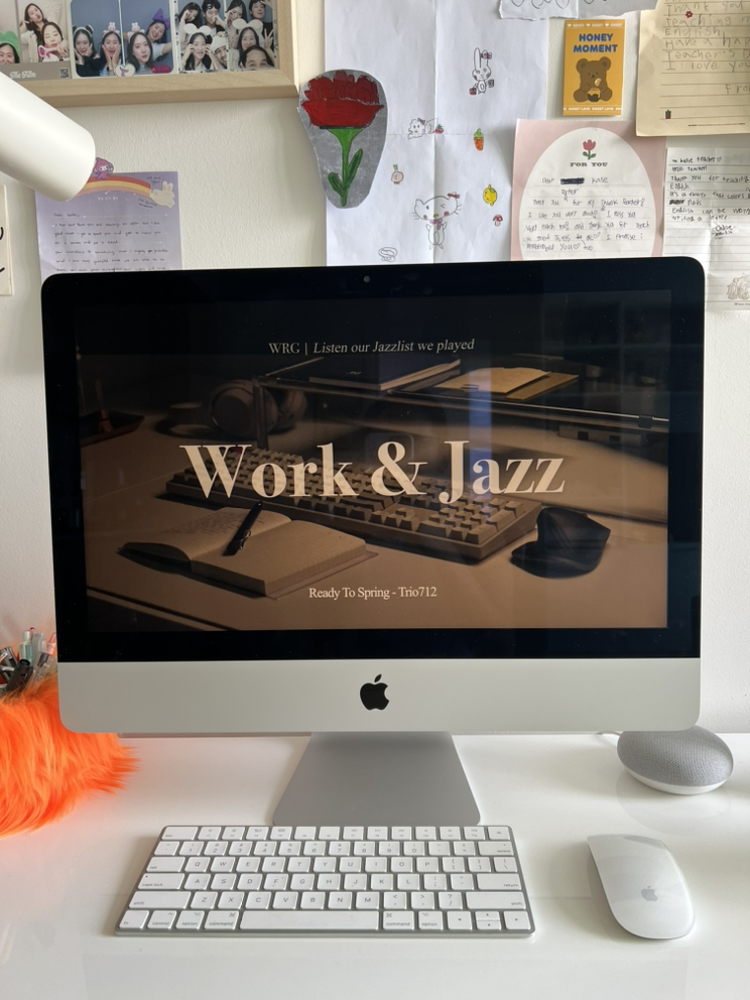 Apple iMac 2019 21.5 inch with keyboard and mouse thumbnail