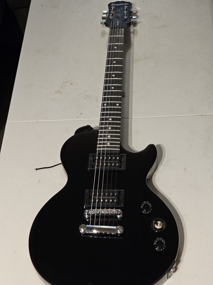 Guitar, Case, and Mini Amp! - photo 2