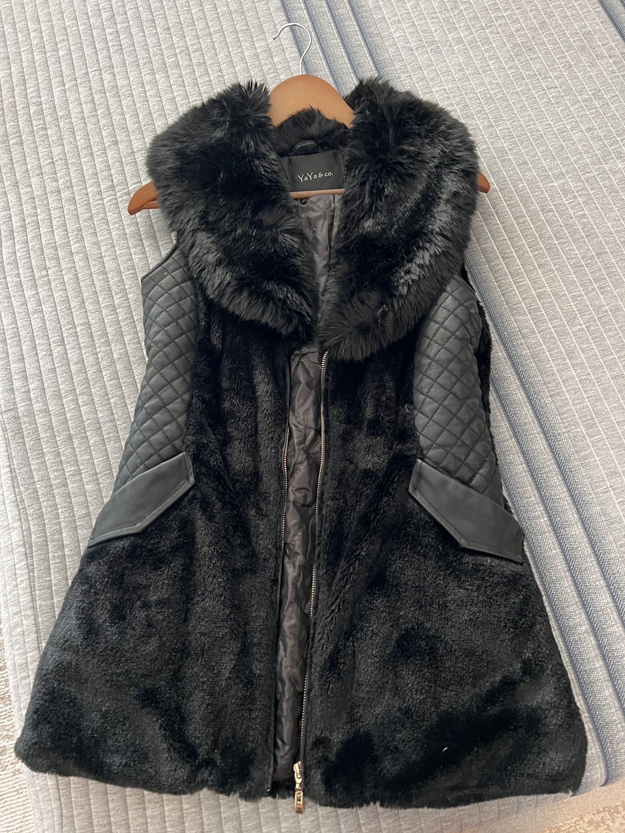 Black fur vest - photo 2