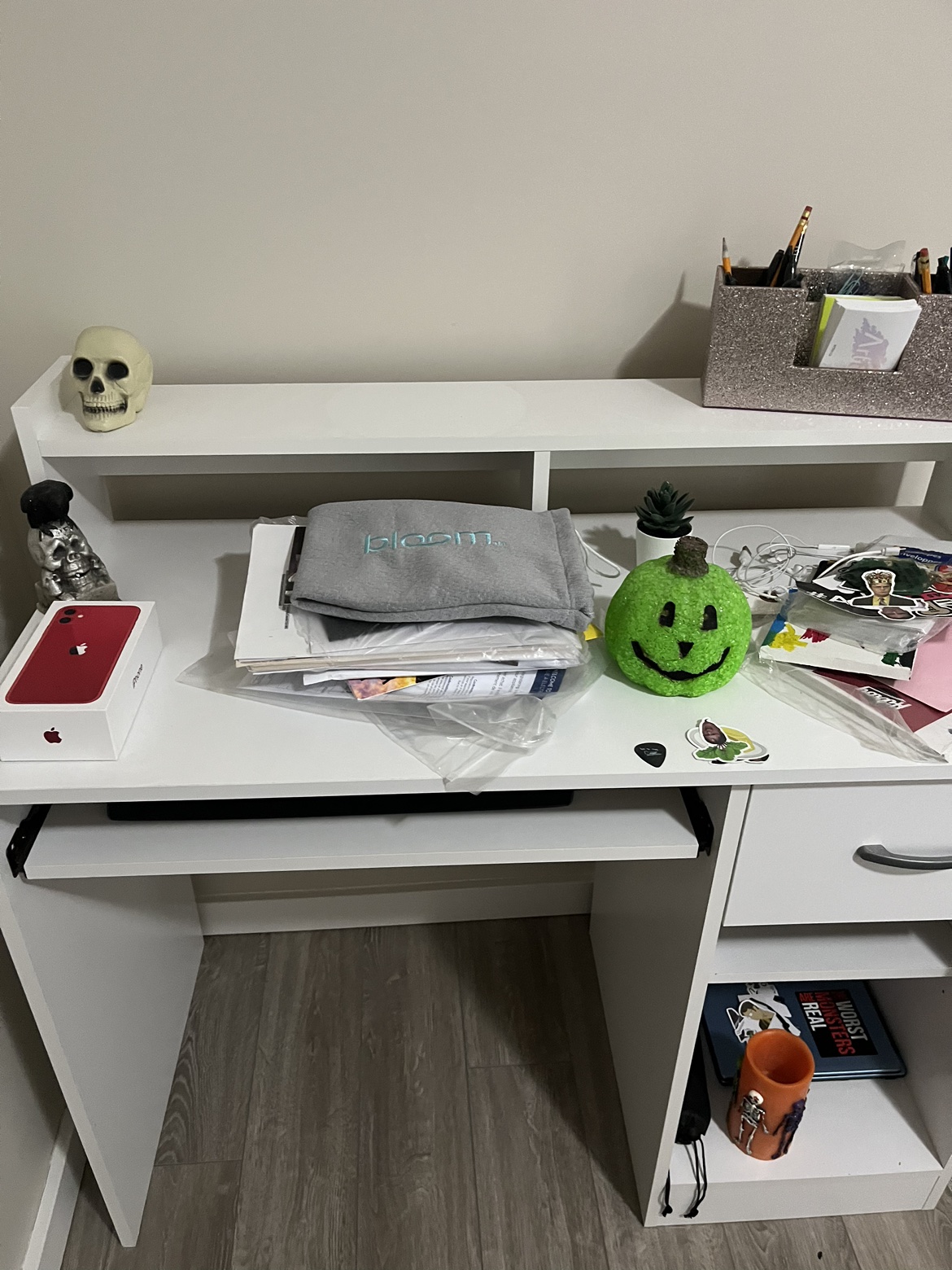 Desk - photo 3