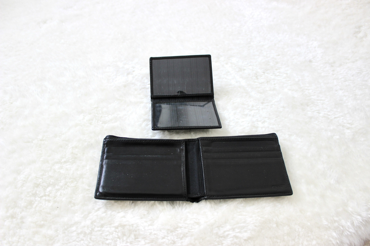 Coach wallet image indicator(4)