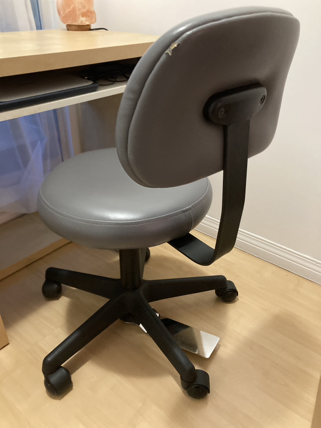 Free chair thumbnail