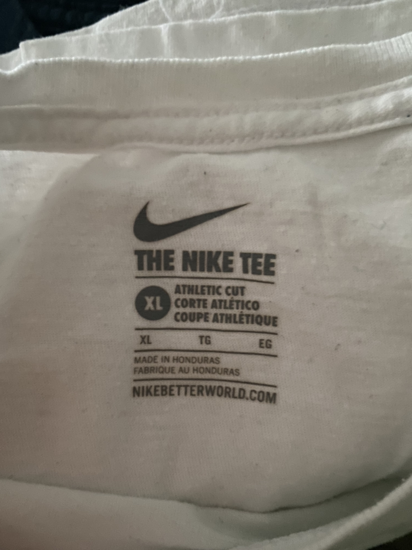 Boys Nike T shirts Size XL image indicator(5)