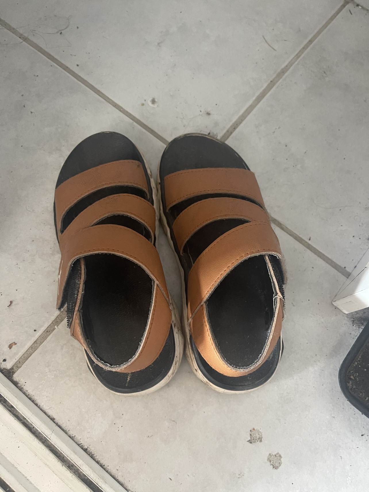 Boy sandal size 32