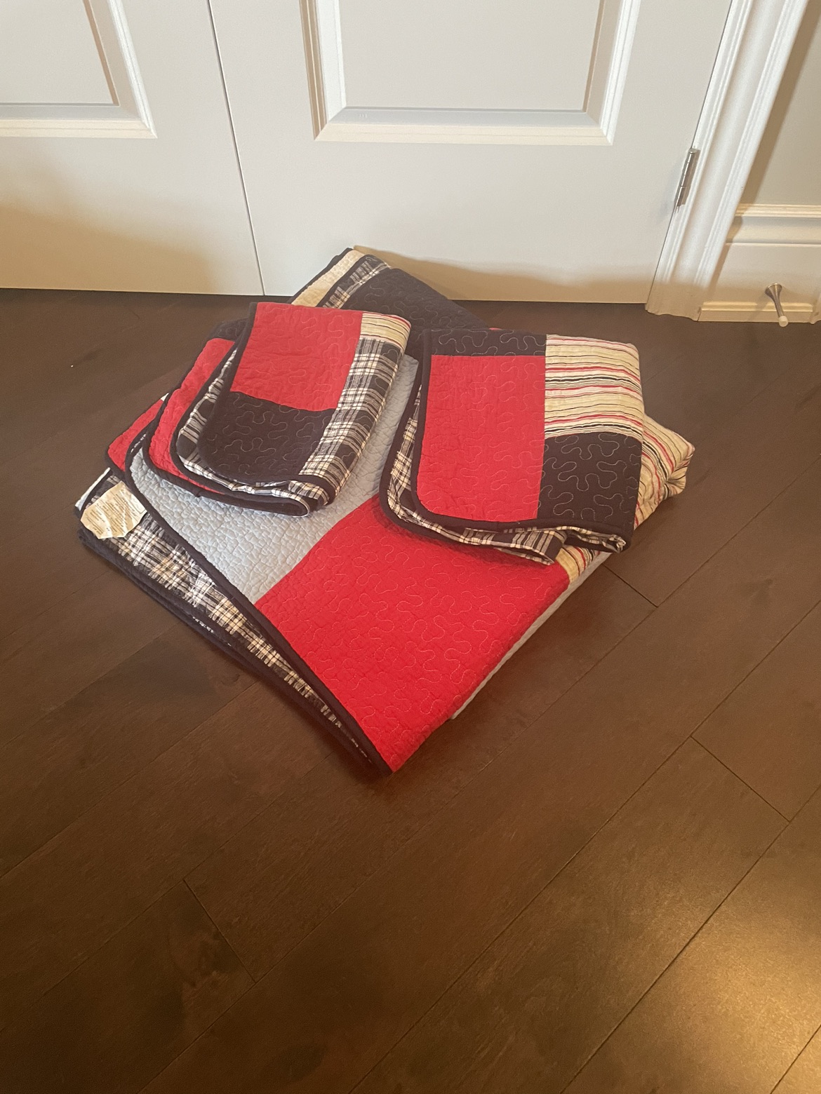 Queen Quilt with 2 pillow shams