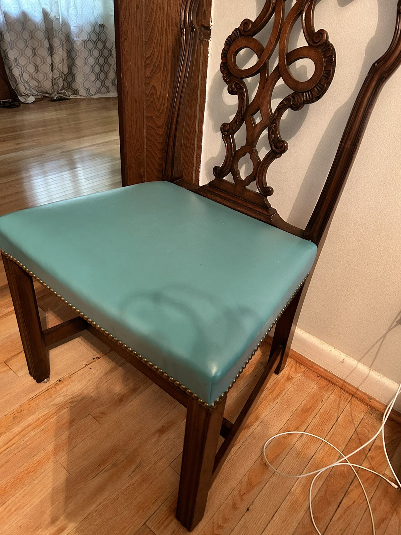 Dining table and chairs image indicator(2)