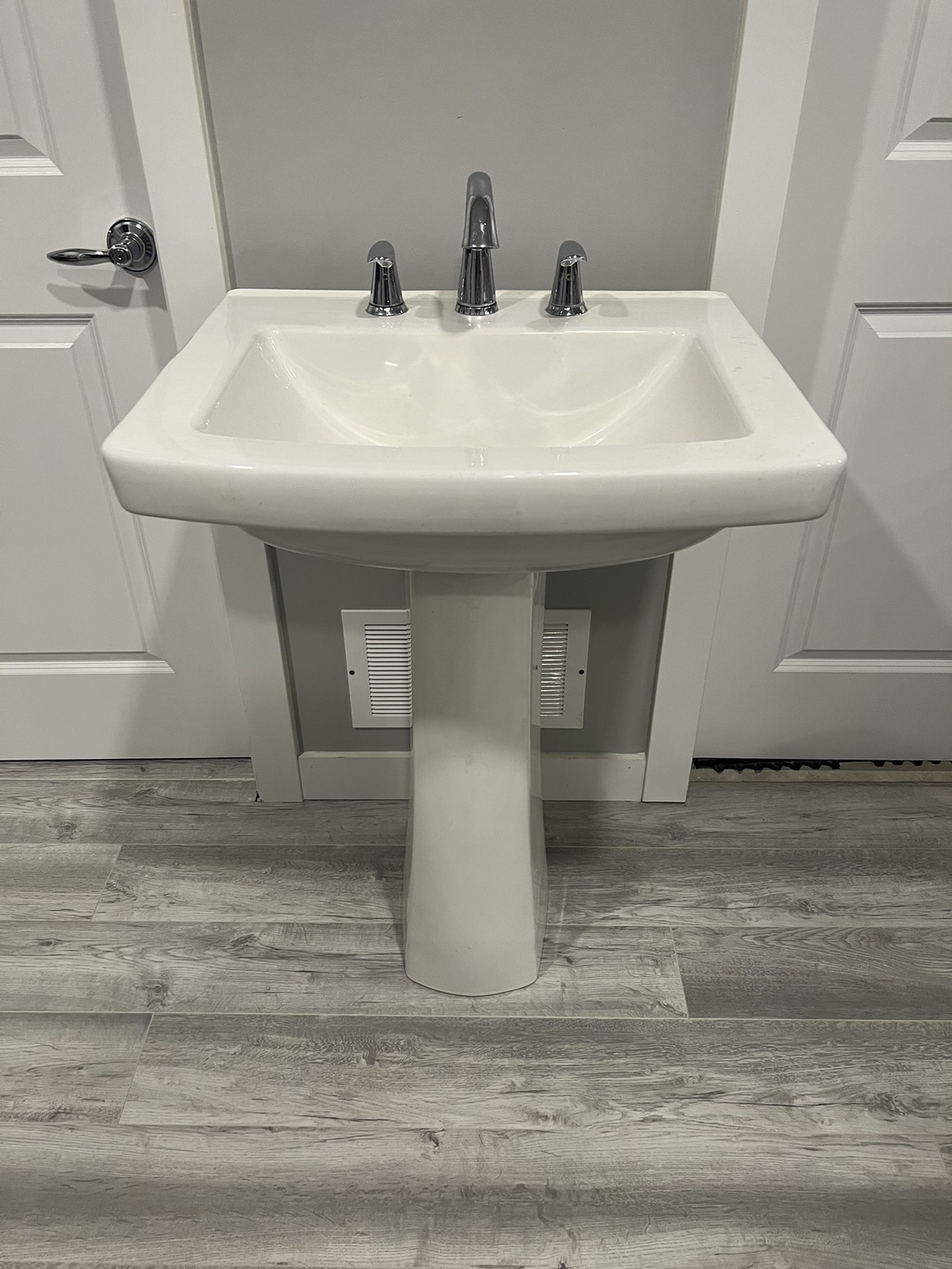 Pedestal sink w/faucet - photo 2