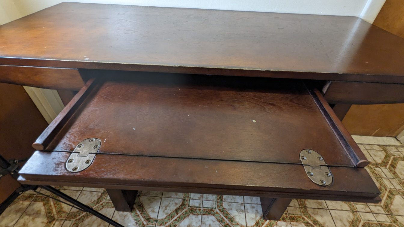 Desk - photo 3