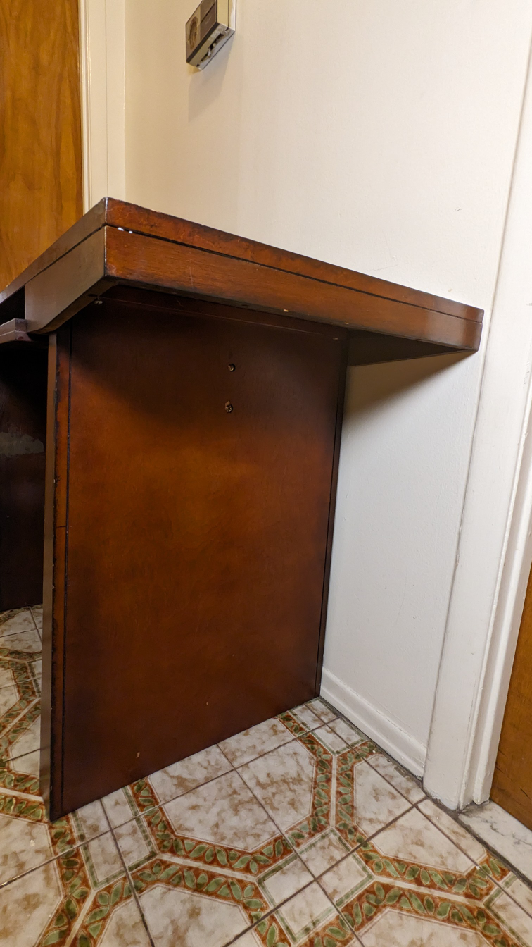 Desk - photo 4