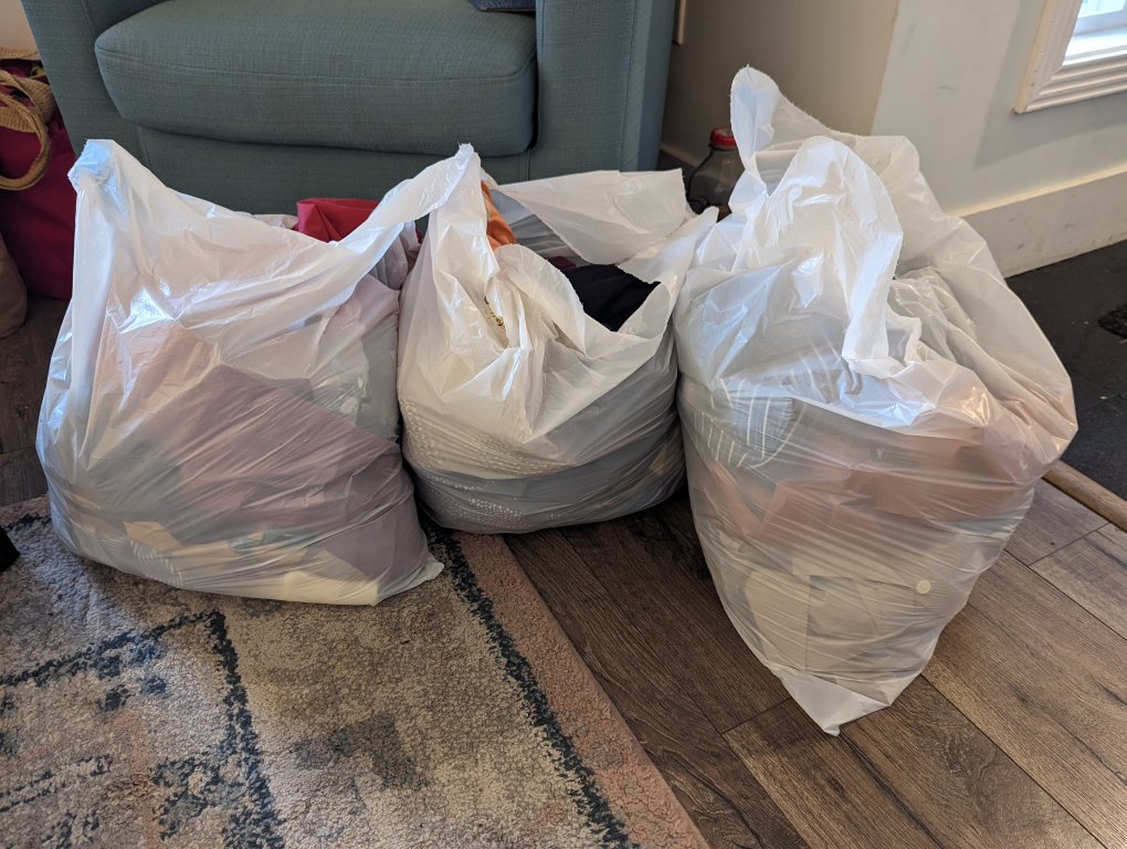 [Pickup by 5:30 today (26th)] Bag of clothes