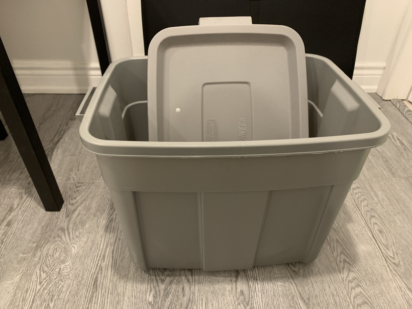 68 L Rubbermaid storage container thumbnail