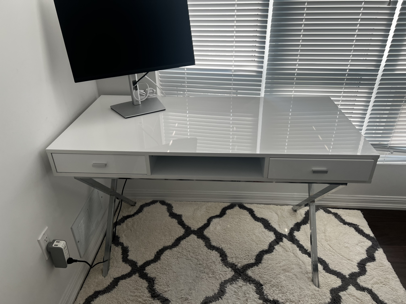 White desk - photo 3