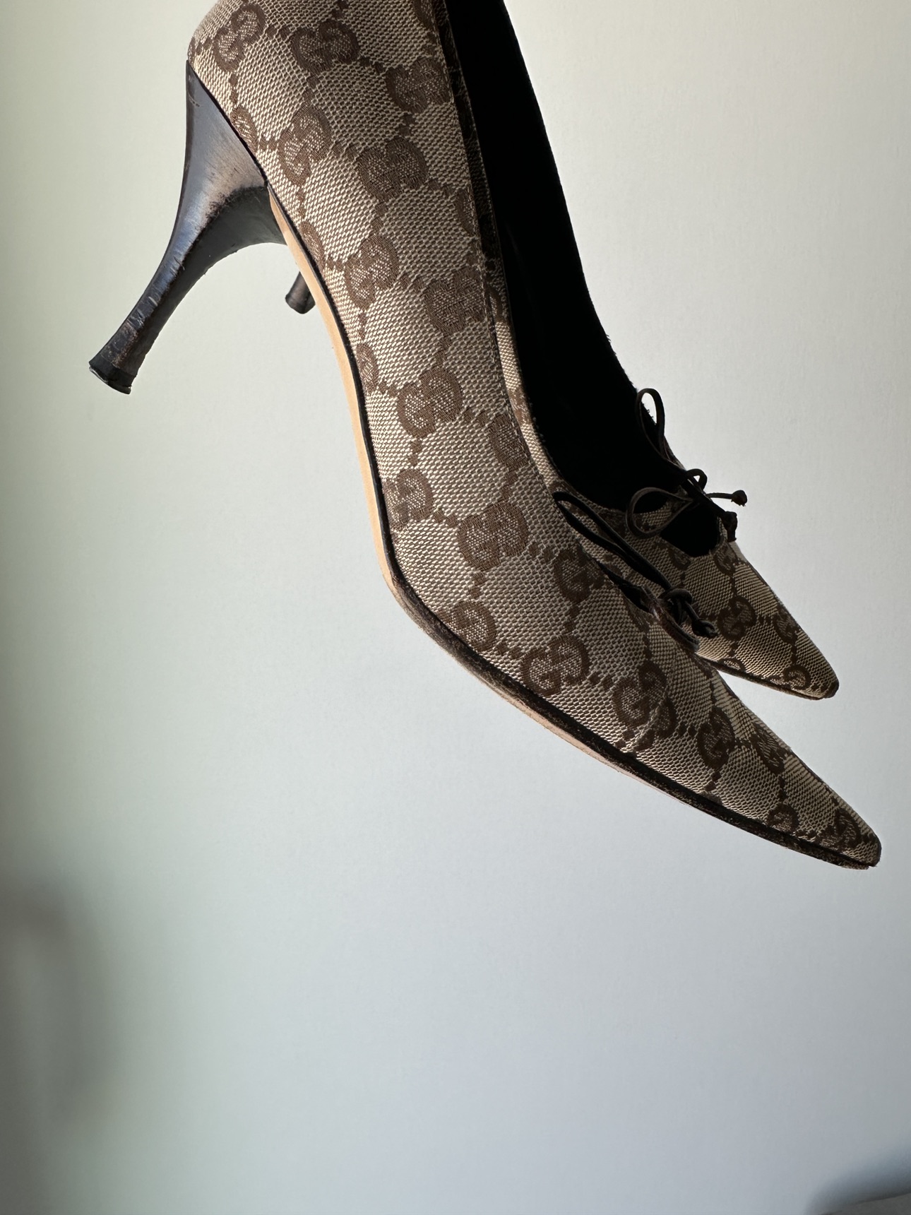 Vintage Gucci Monogram Pumps with Bow - photo 4