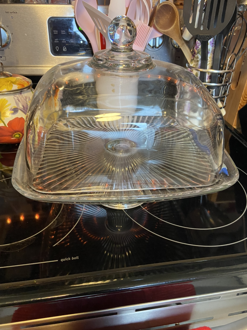 Glass cake stand