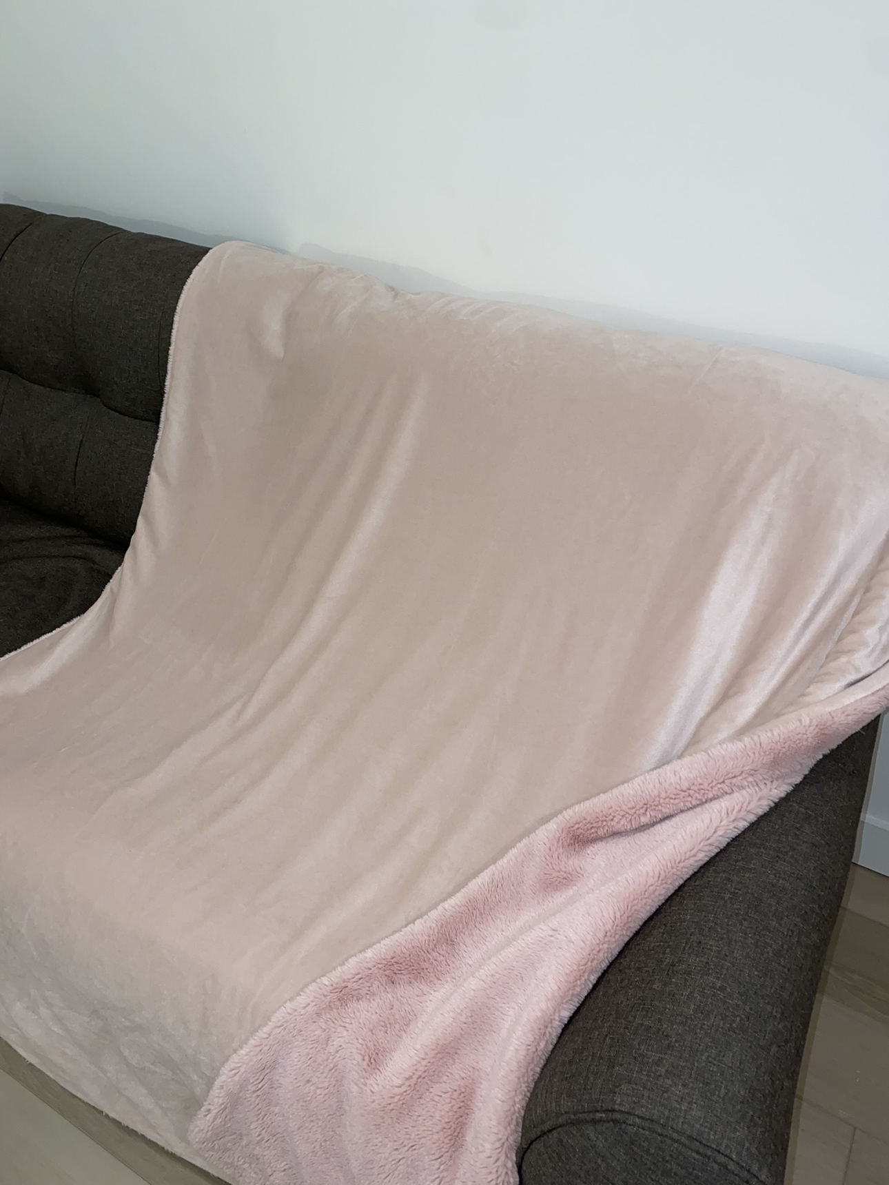 Fluffy light pink pillow and matching blanket - photo 2